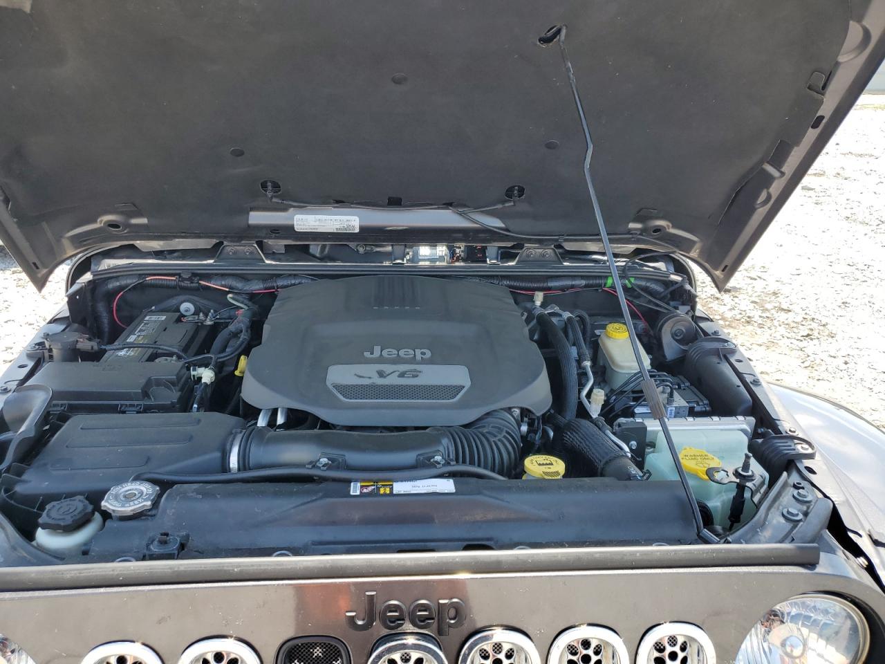 1C4HJWEG5GL238914 2016 Jeep Wrangler Unlimited Sahara