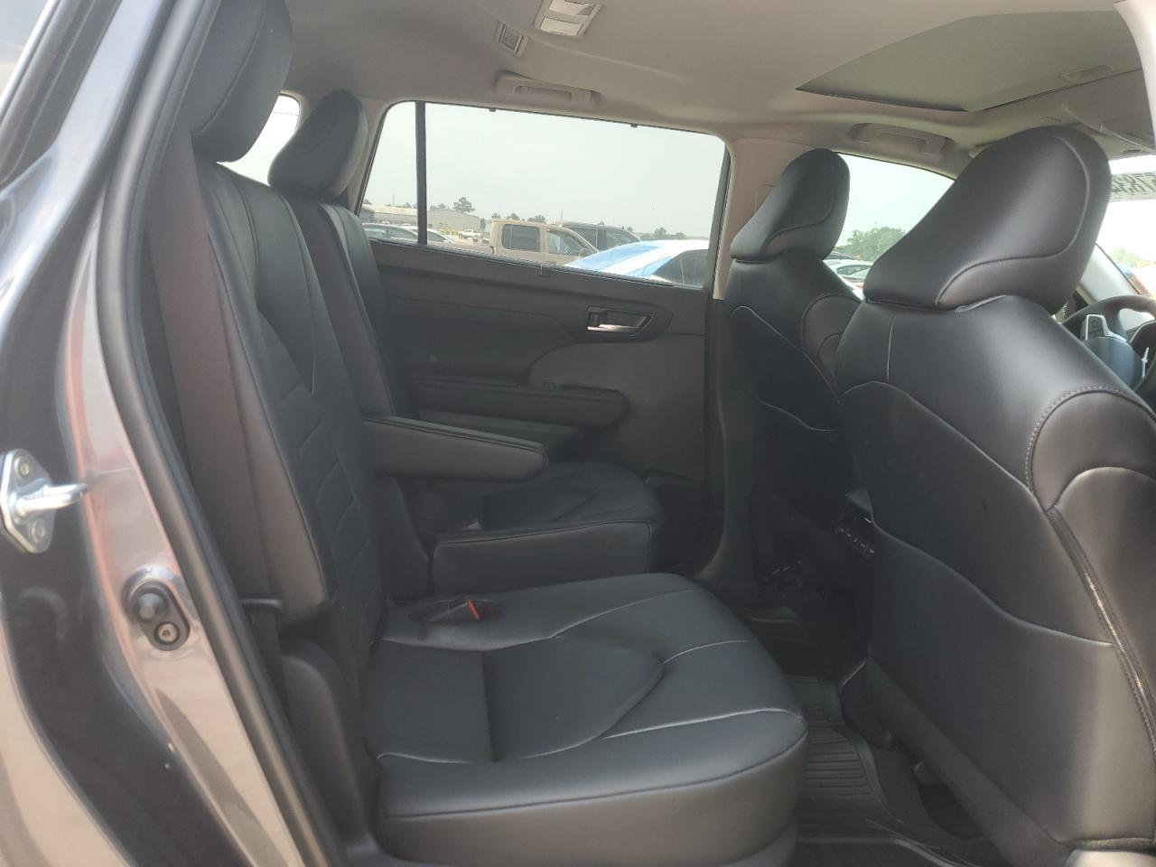 5TDKDRAH6RS052247 2024 Toyota Highlander Le