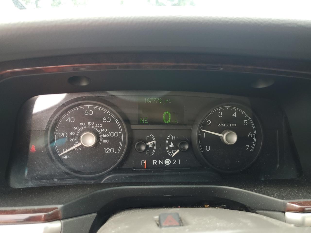 1LNHM81V47Y621877 2007 Lincoln Town Car Signature