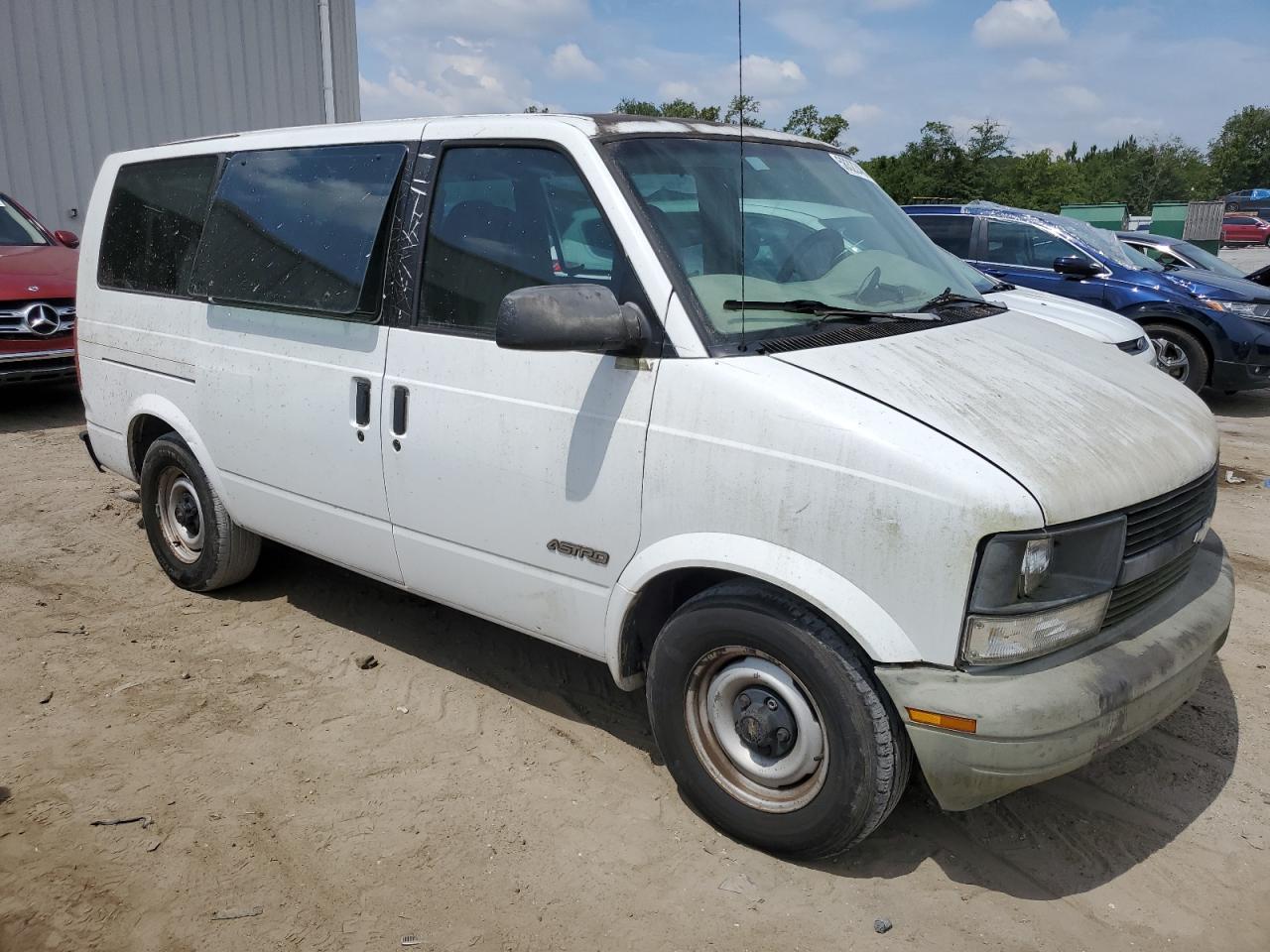 1GNDM19W8YB102205 2000 Chevrolet Astro