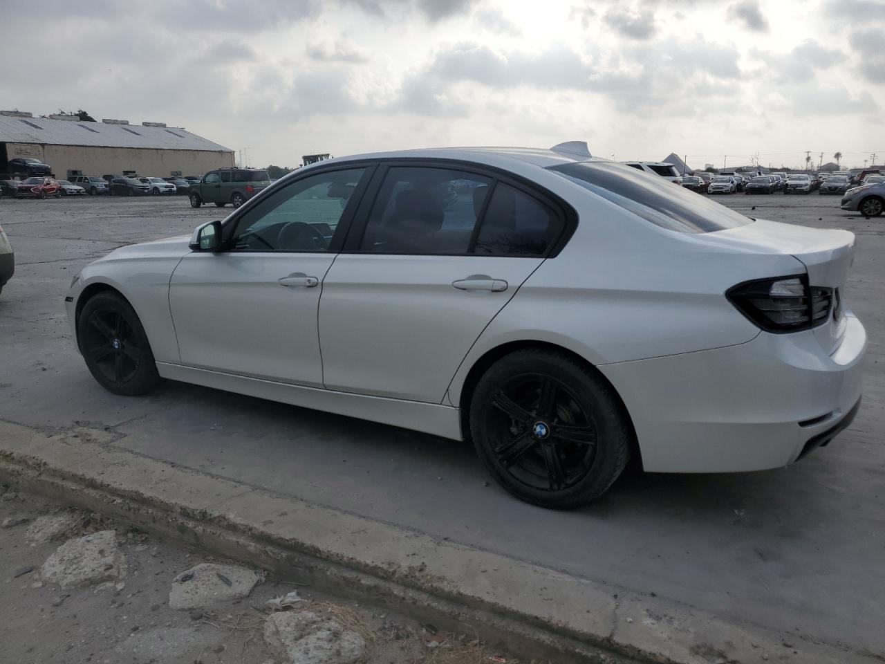 2014 BMW 320 I vin: WBA3B1G57ENS81378