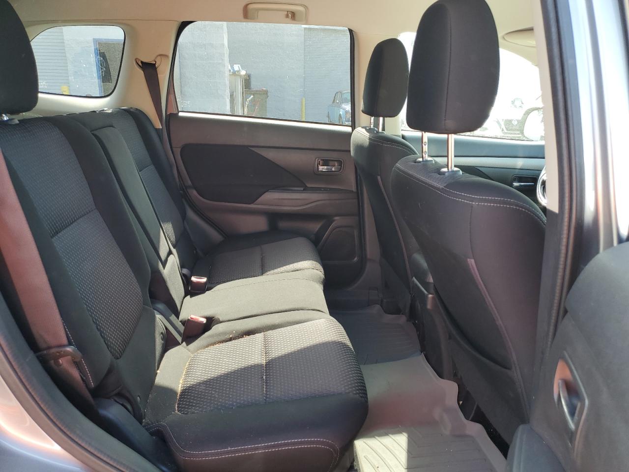 JA4AD2A39HZ055027 2017 Mitsubishi Outlander Es