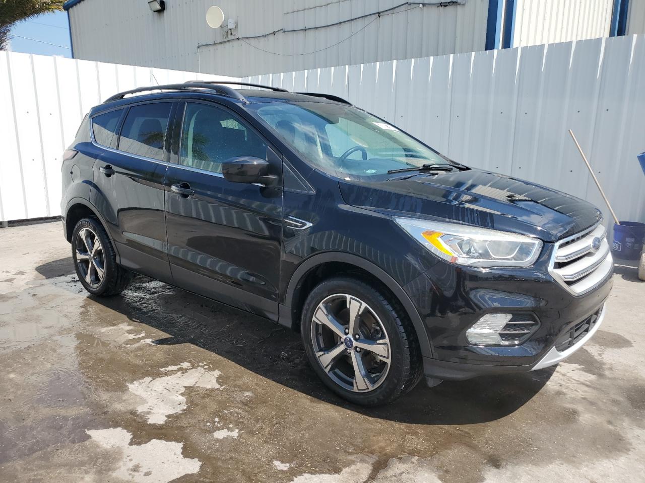 1FMCU9HD1JUB69530 2018 Ford Escape Sel