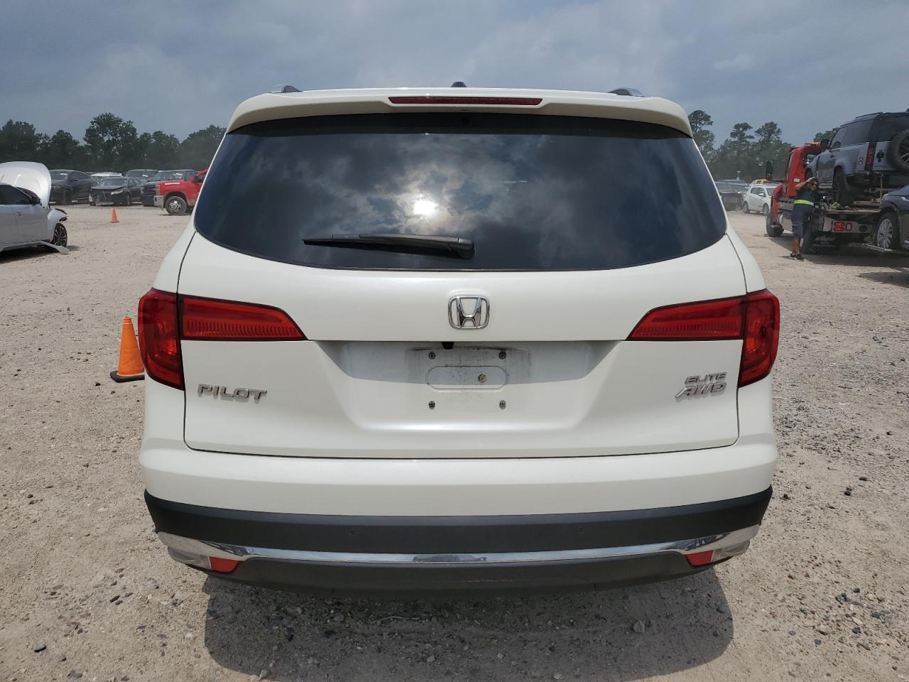 5FNYF6H00JB015478 2018 Honda Pilot Elite