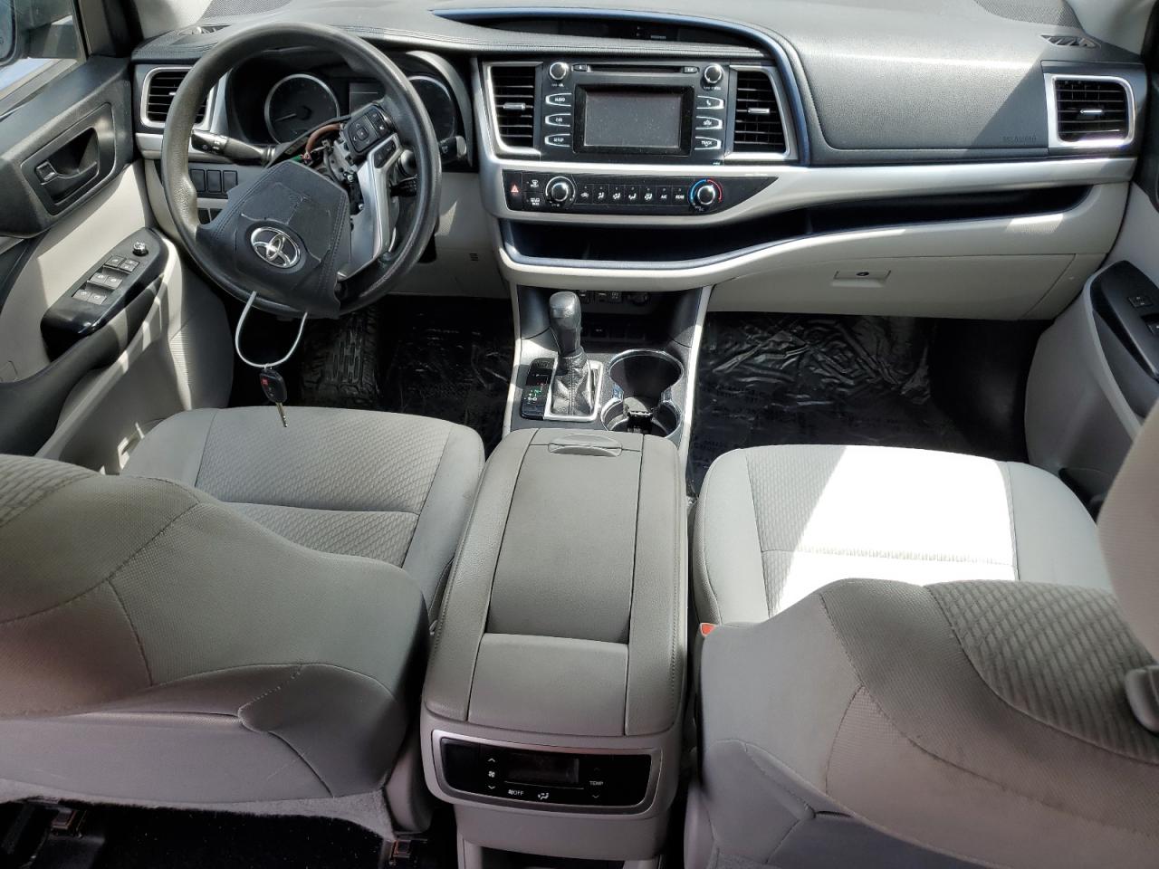 5TDZARFH7KS045670 2019 Toyota Highlander Le