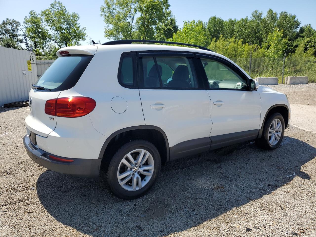 2016 Volkswagen Tiguan S vin: WVGAV7AX8GW531685