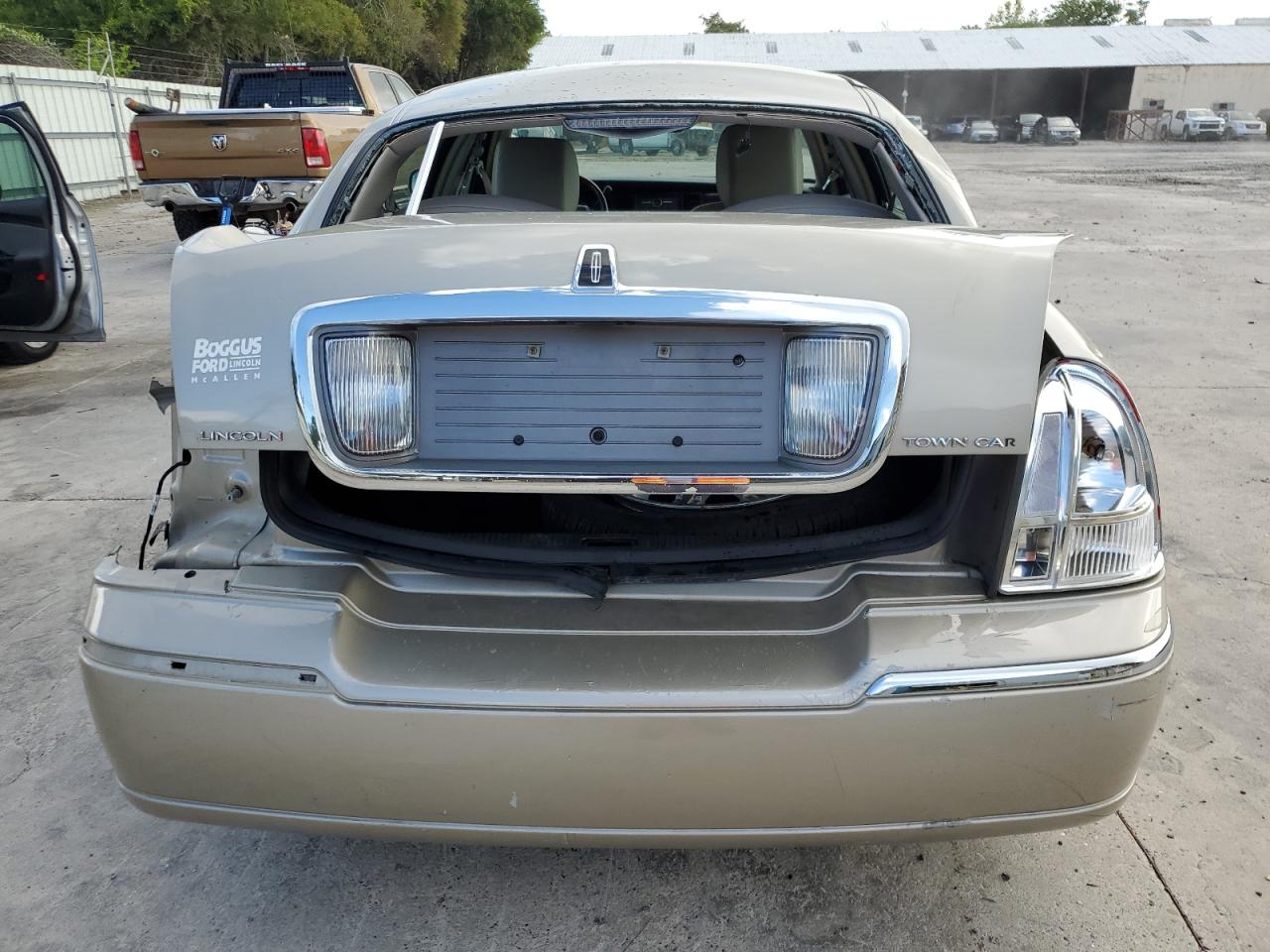 2LNBL8CV6BX753120 2011 Lincoln Town Car Signature Limited