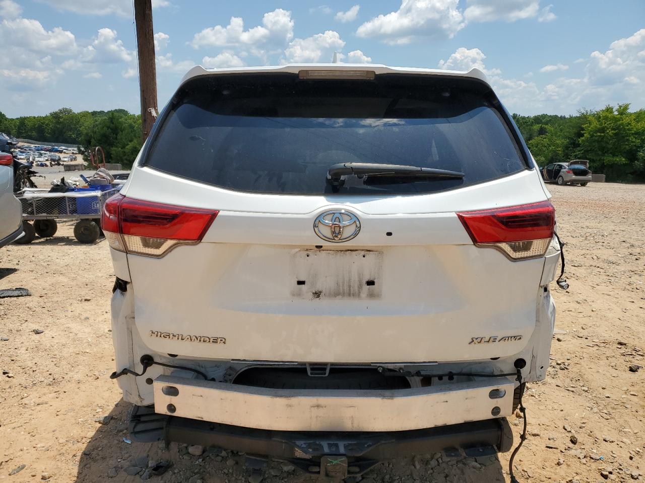 5TDJZRFH5JS908115 2018 Toyota Highlander Se
