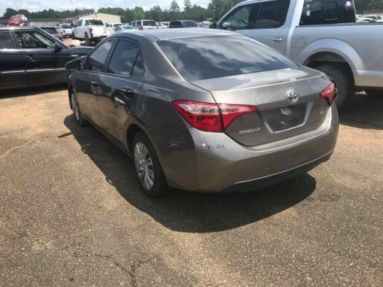 2018 Toyota Corolla L vin: 5YFBURHE5JP743584