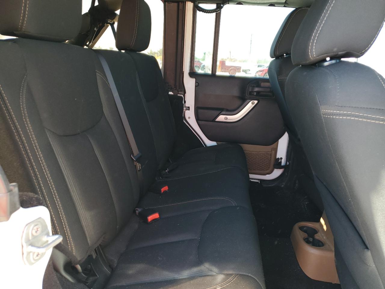 1C4BJWEG4EL256081 2014 Jeep Wrangler Unlimited Sahara