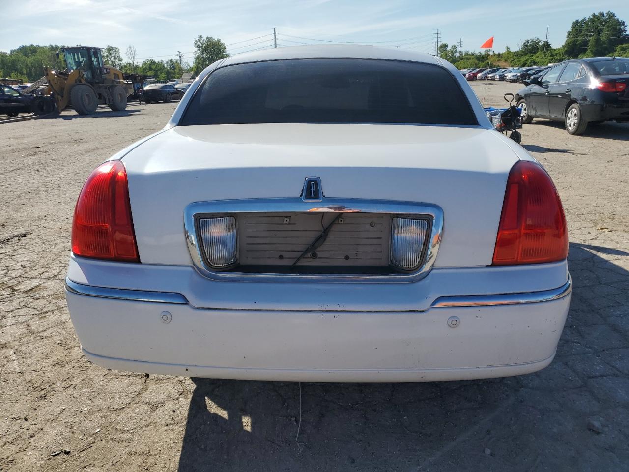 2LNBL8CVXBX751175 2011 Lincoln Town Car Signature Limited