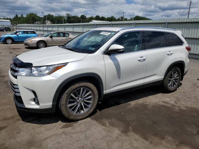 VIN 5TDJZRFH7KS930845 2019 Toyota Highlander, SE no.1