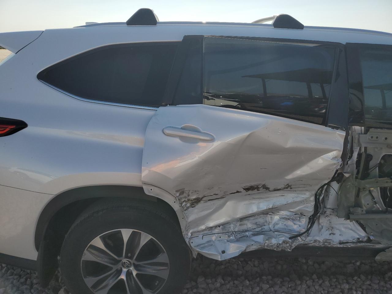 5TDHZRBH6NS165541 2022 Toyota Highlander Xle