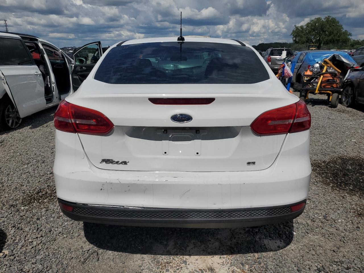 2018 Ford Focus Se vin: 1FADP3F23JL201968