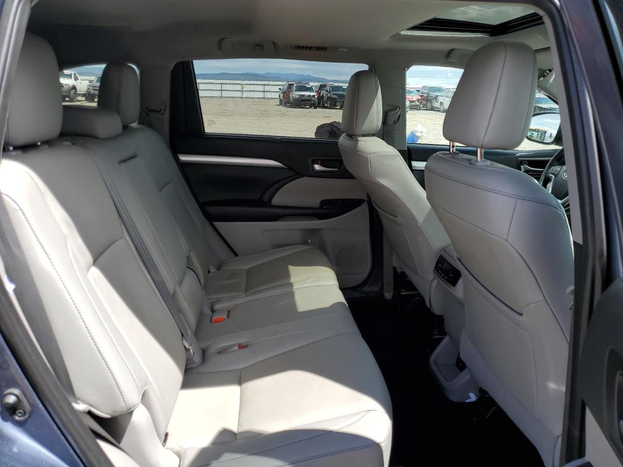 5TDJZRFH1KS975019 2019 Toyota Highlander Se