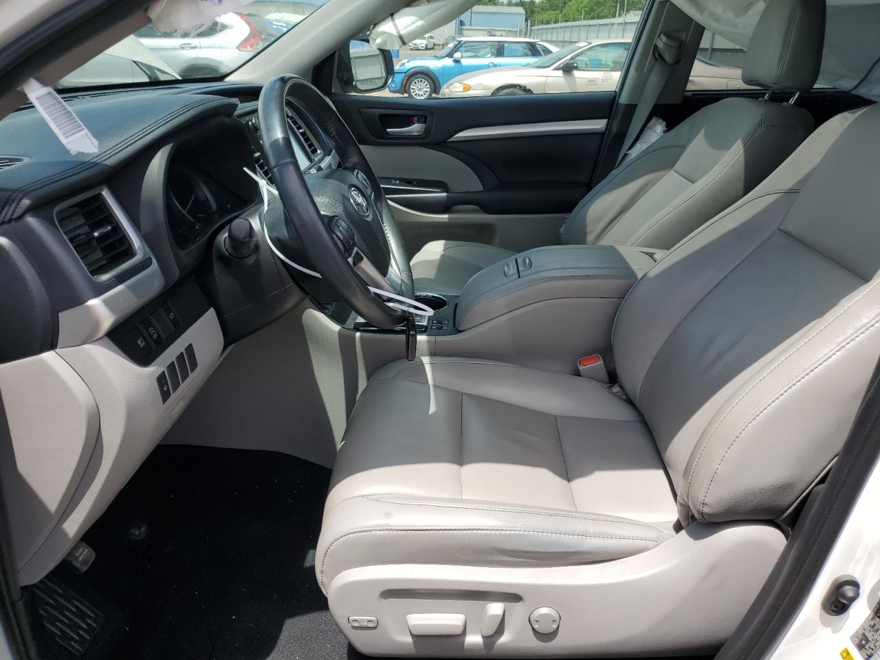 5TDJZRFH7KS930845 2019 Toyota Highlander Se