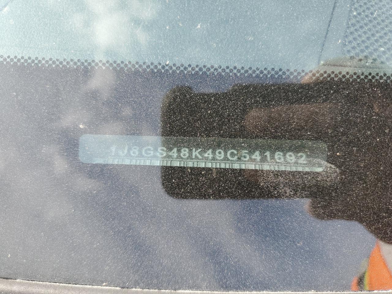 1J8GS48K49C541692 2009 Jeep Grand Cherokee Laredo