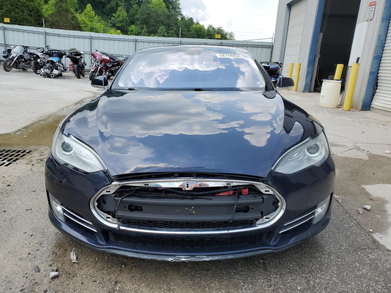 2014 Tesla Model S vin: 5YJSA1H14EFP52611