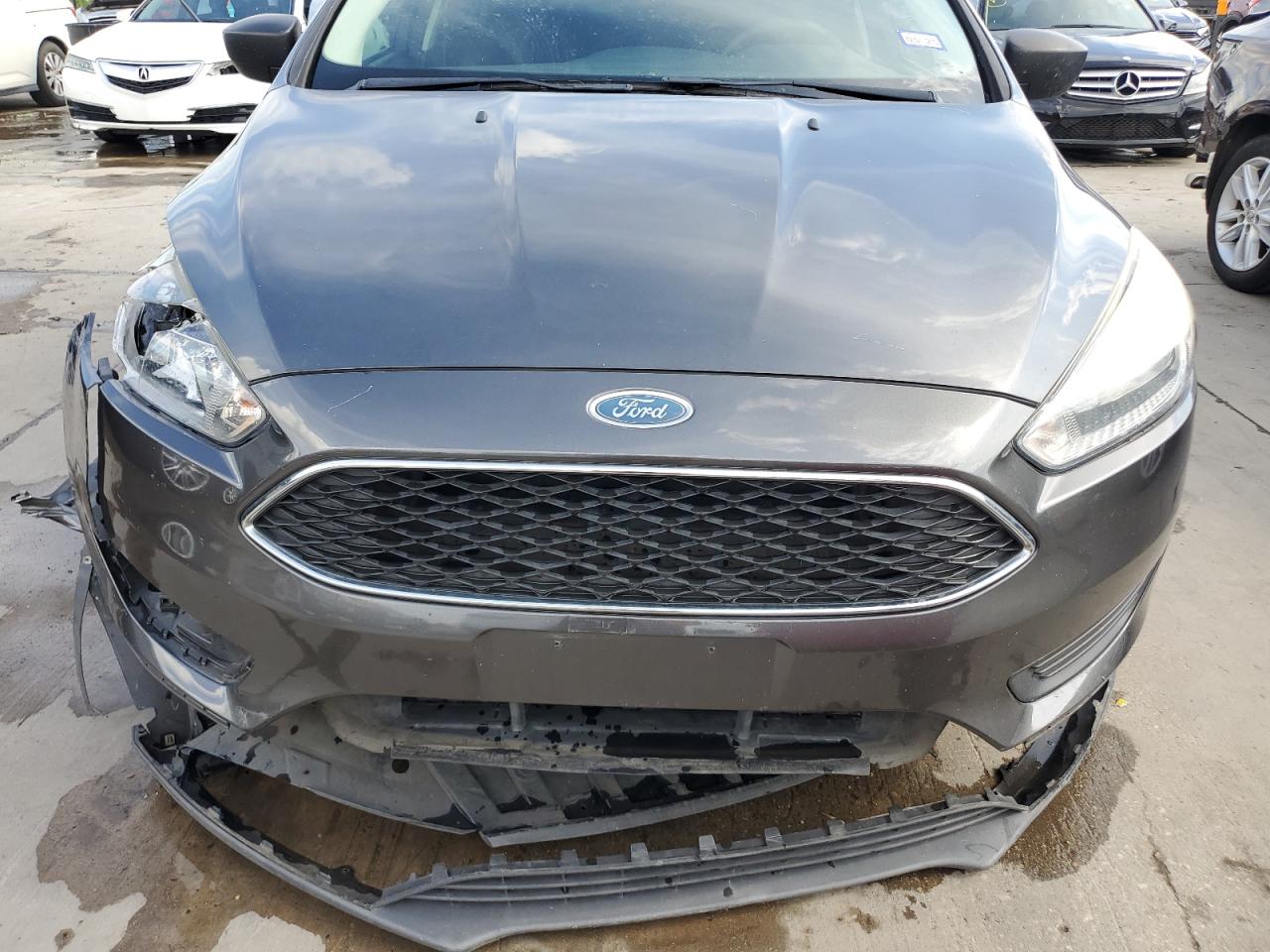 2018 Ford Focus S vin: 1FADP3E26JL325671