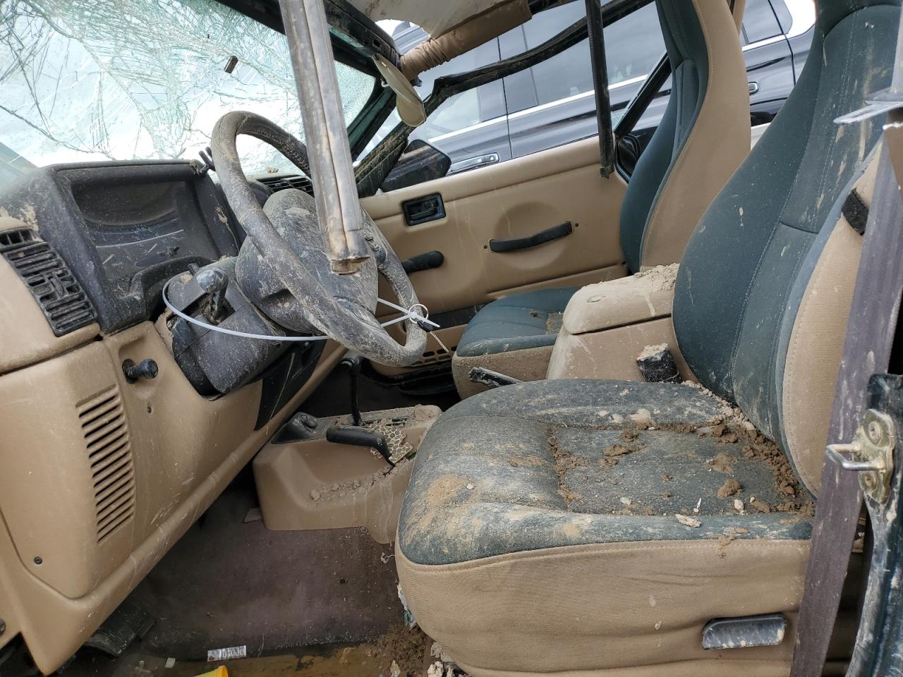 1J4FA59S4YP721475 2000 Jeep Wrangler / Tj Sahara