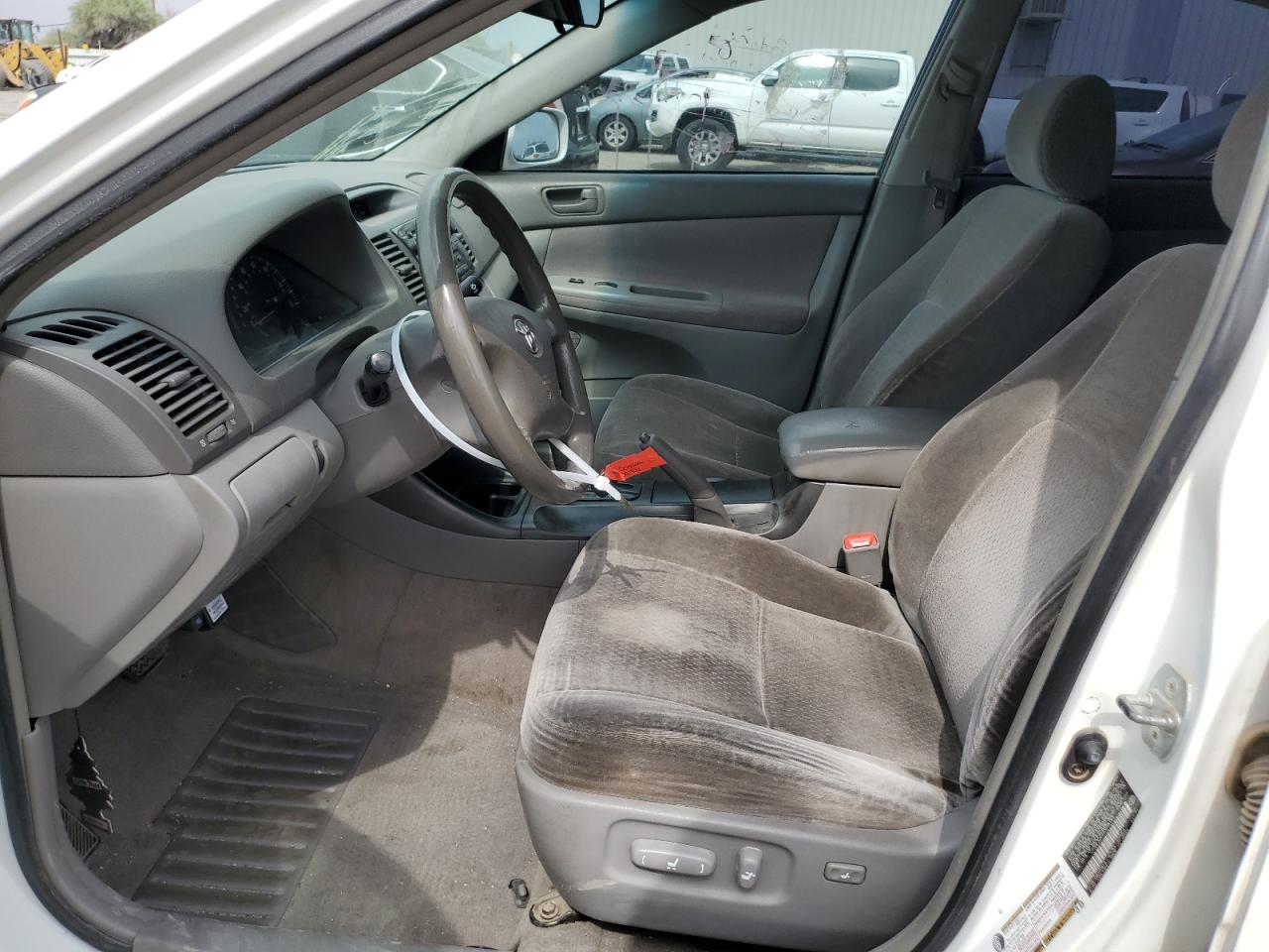 JTDBE32K640275193 2004 Toyota Camry Le