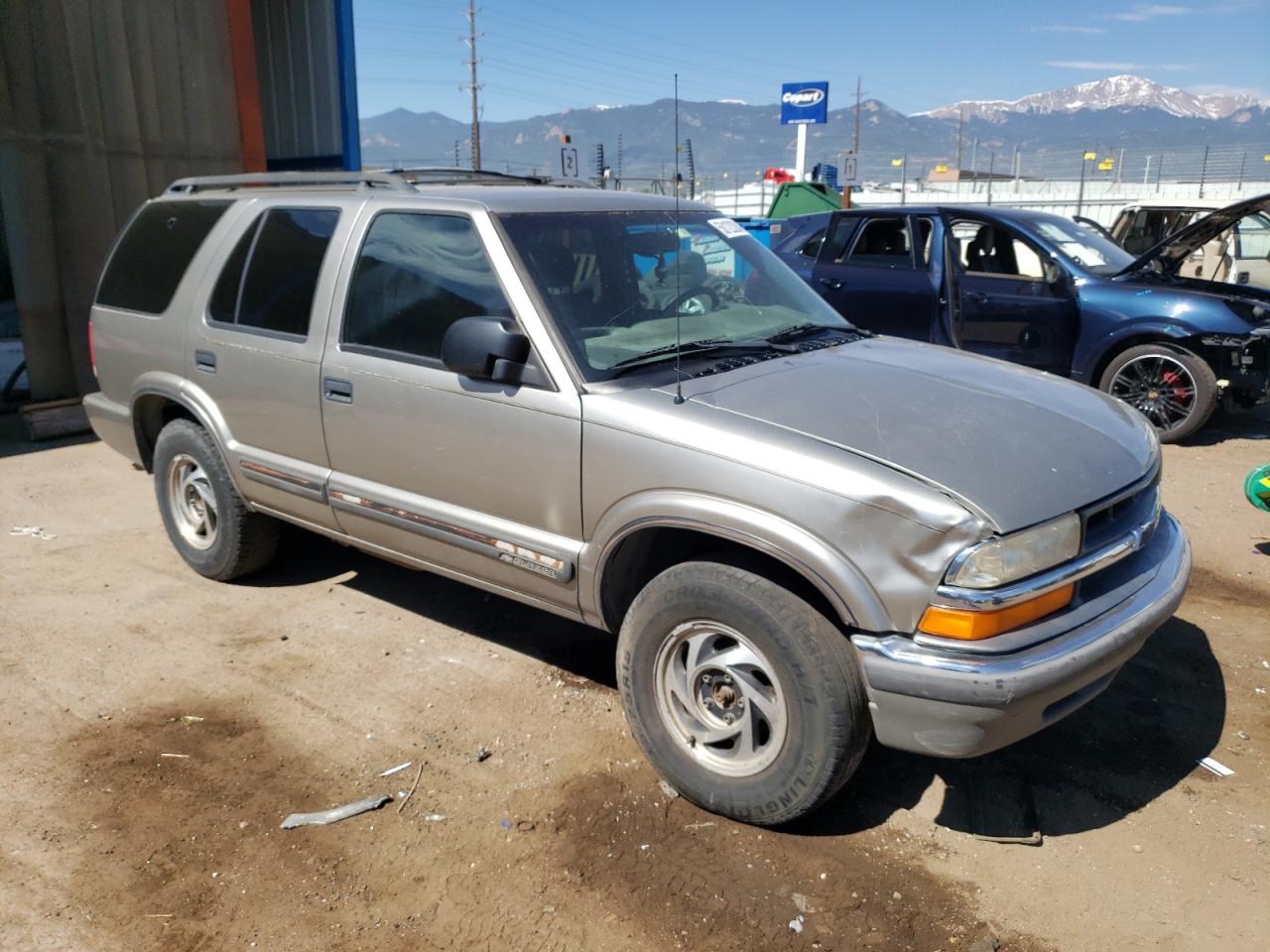 1GNDT13W8Y2355097 2000 Chevrolet Blazer