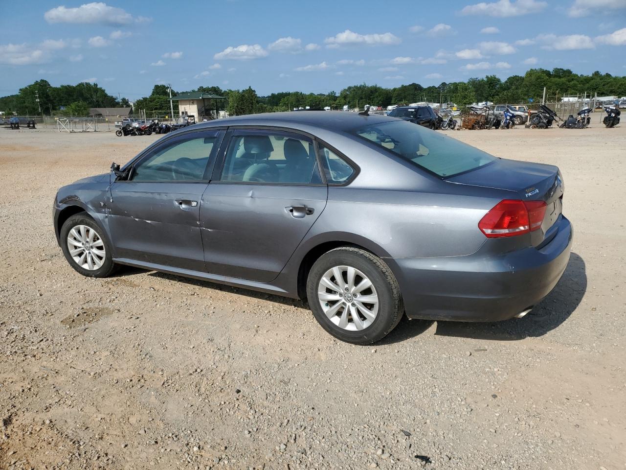 2013 Volkswagen Passat S vin: 1VWAH7A39DC076672