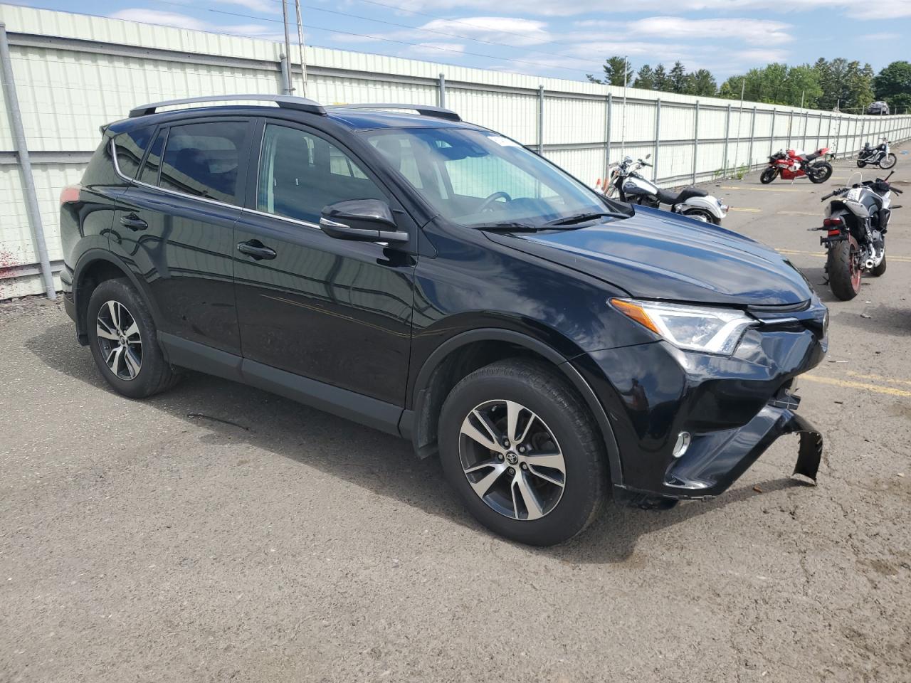 2T3RFREV3HW660331 2017 Toyota Rav4 Xle