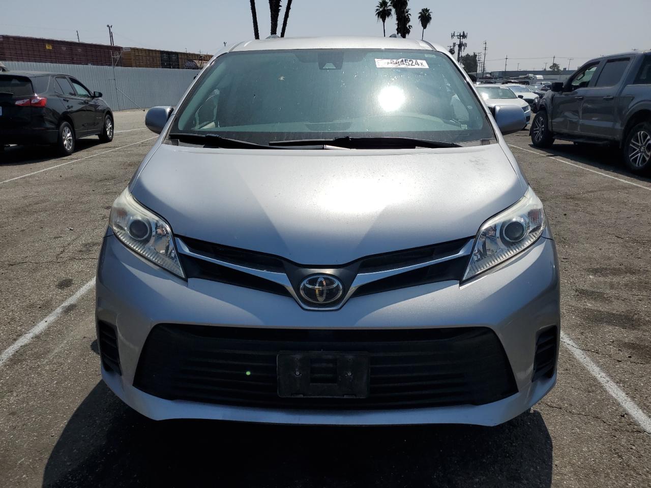 5TDKZ3DC0JS924621 2018 Toyota Sienna Le