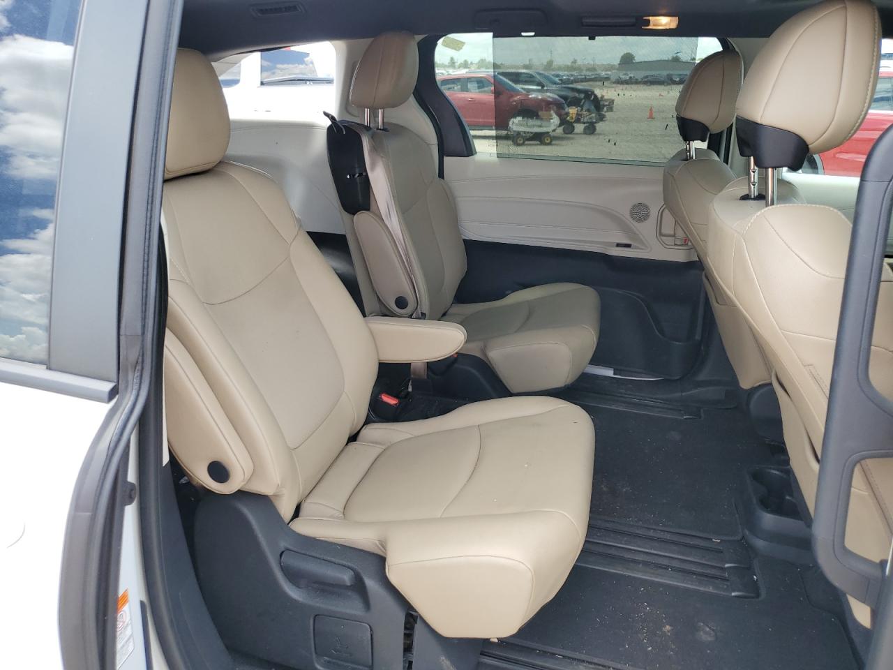 5TDYRKEC9MS008446 2021 Toyota Sienna Xle