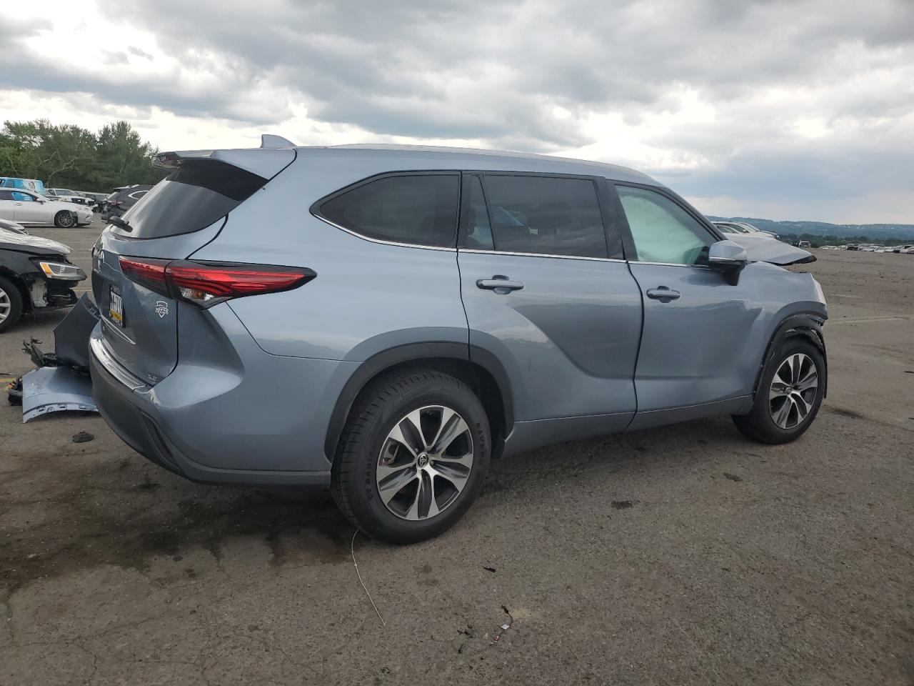 2022 Toyota Highlander Xle vin: 5TDGZRAH5NS125772