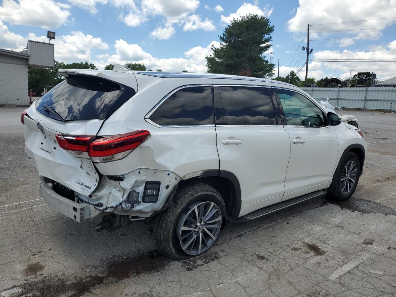 5TDJZRFHXJS825358 2018 Toyota Highlander Se