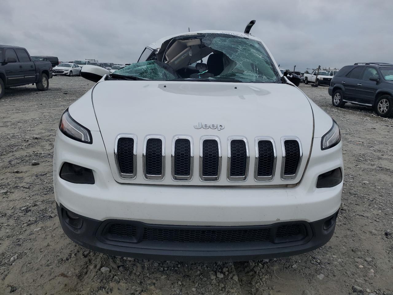 1C4PJLCB1JD596613 2018 Jeep Cherokee Latitude