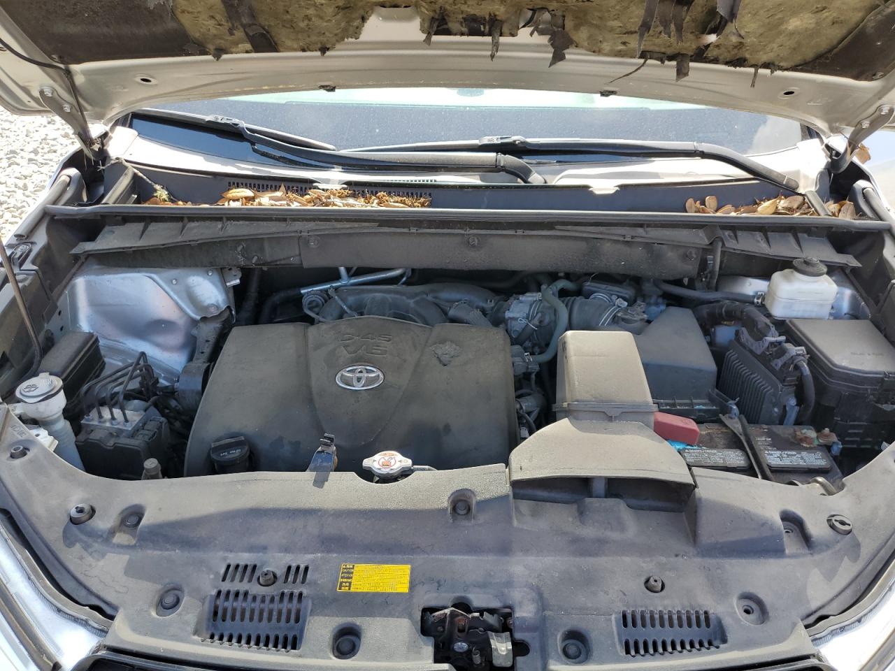 5TDBZRFH9KS999976 2019 Toyota Highlander Le