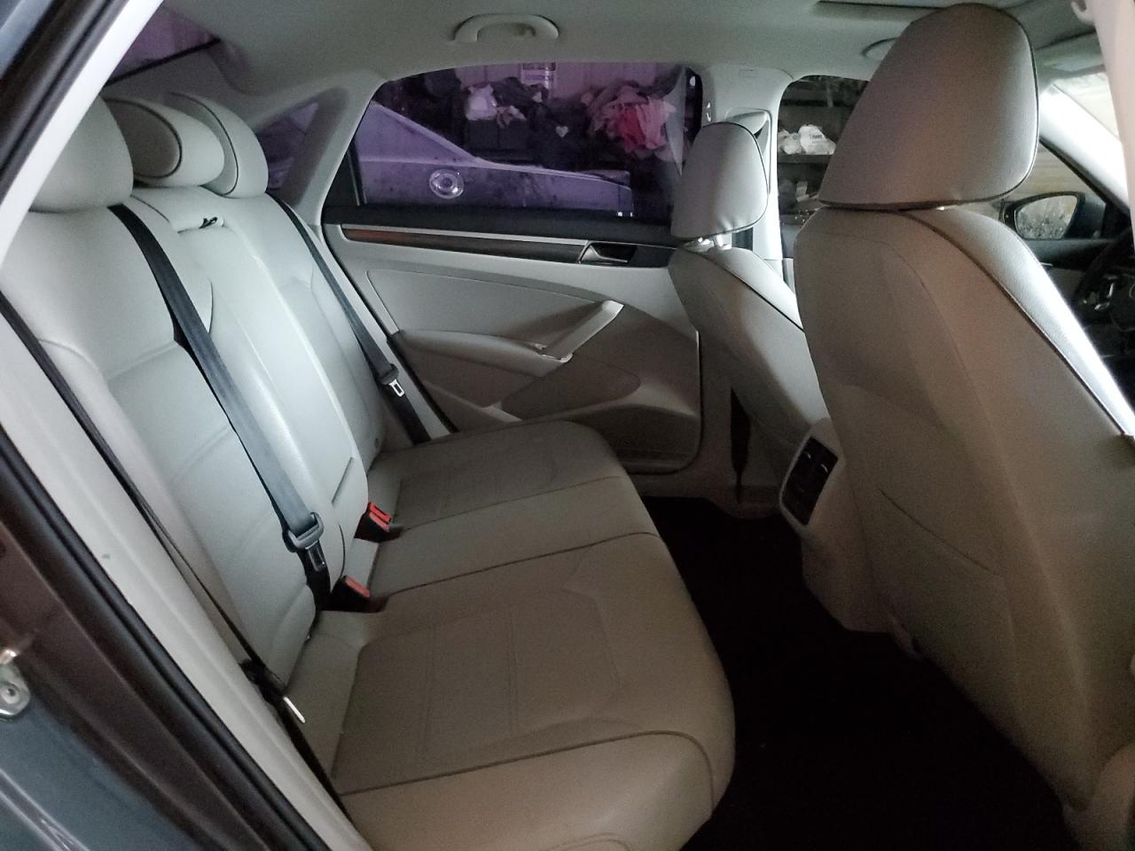 1VWBA7A30JC040230 2018 Volkswagen Passat Se