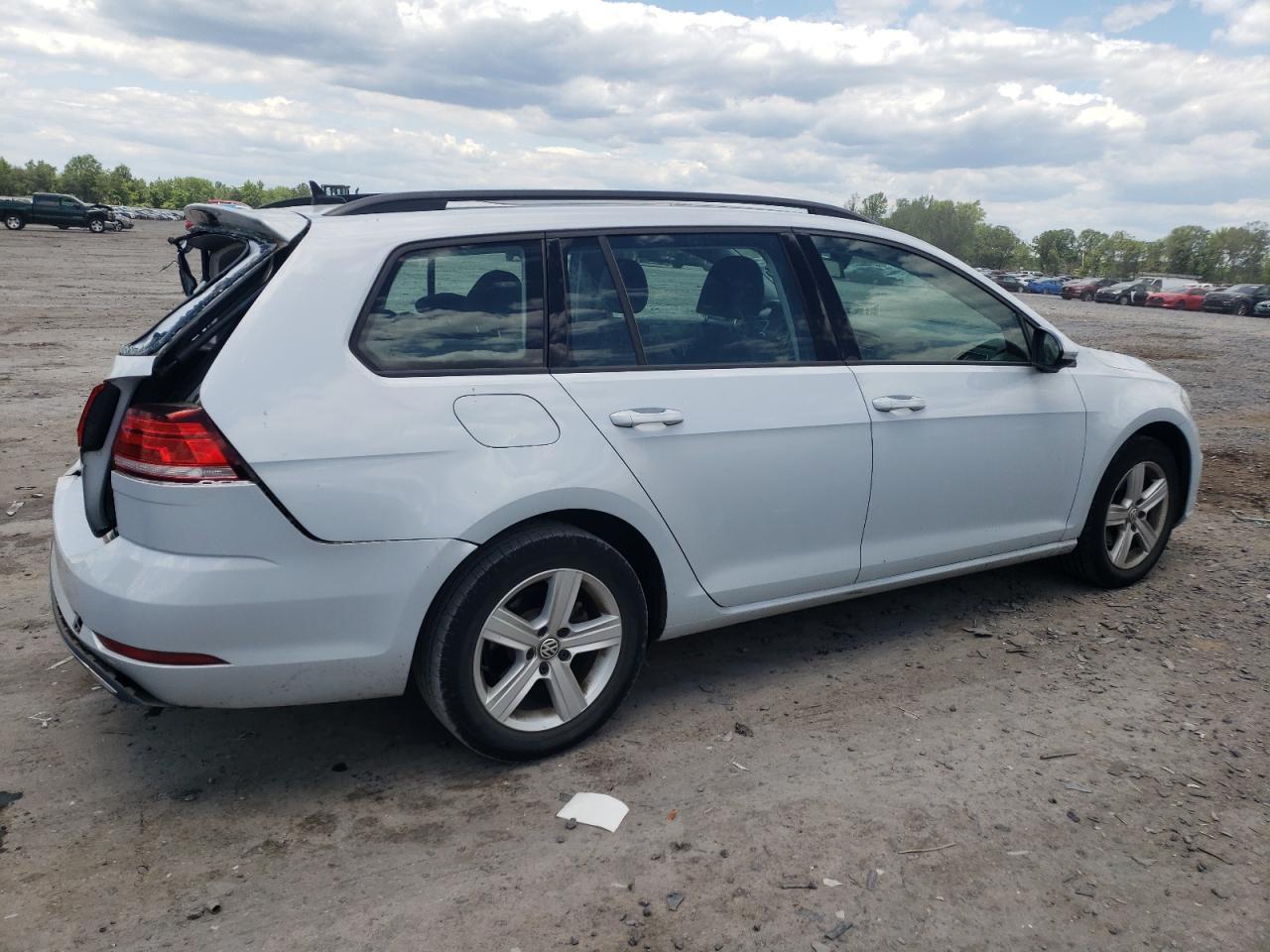 3VWD17AU0JM757520 2018 Volkswagen Golf Sportwagen S