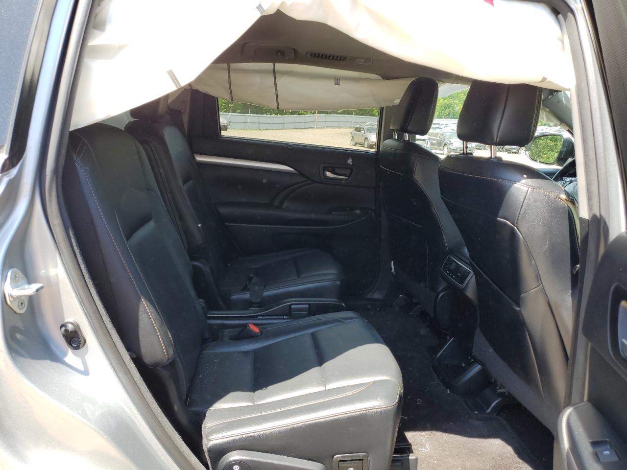 5TDJZRFH7HS400173 2017 Toyota Highlander Se