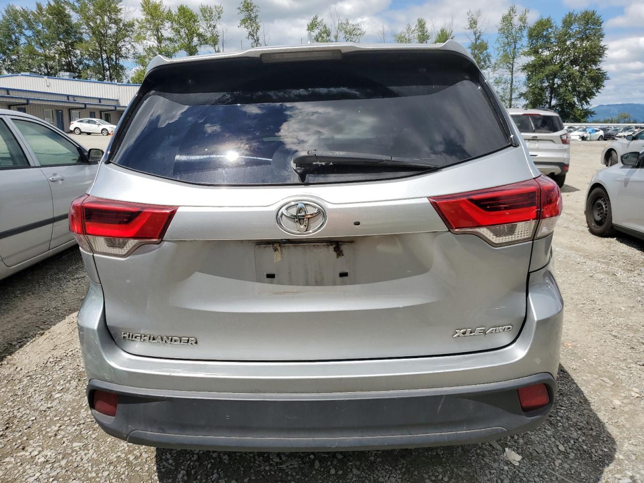 5TDJZRFH7JS831022 2018 Toyota Highlander Se