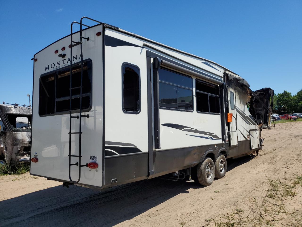 Lot #3030524530 2021 MONT 5TH WHEEL