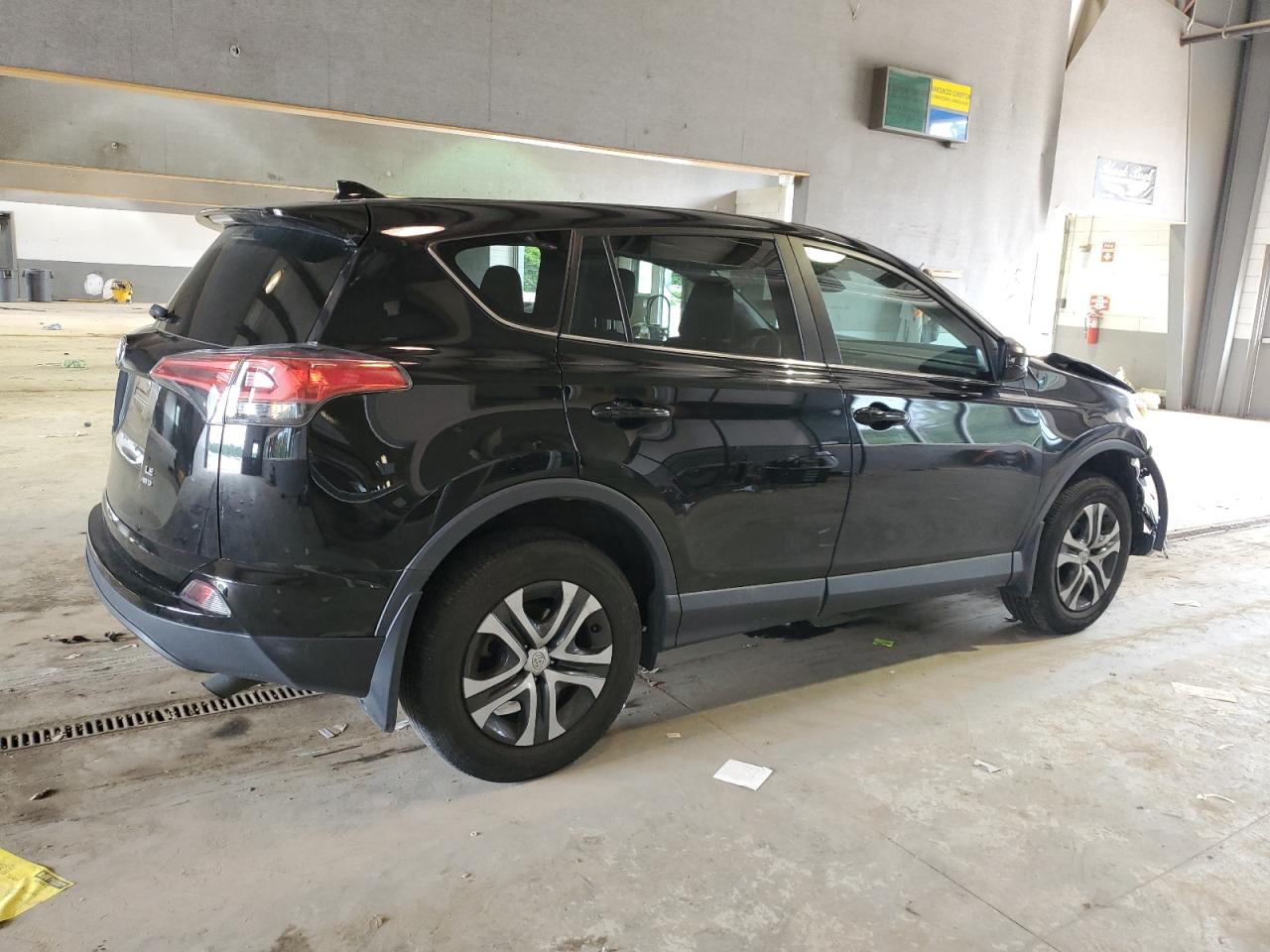 2018 Toyota Rav4 Le vin: 2T3BFREV5JW738356