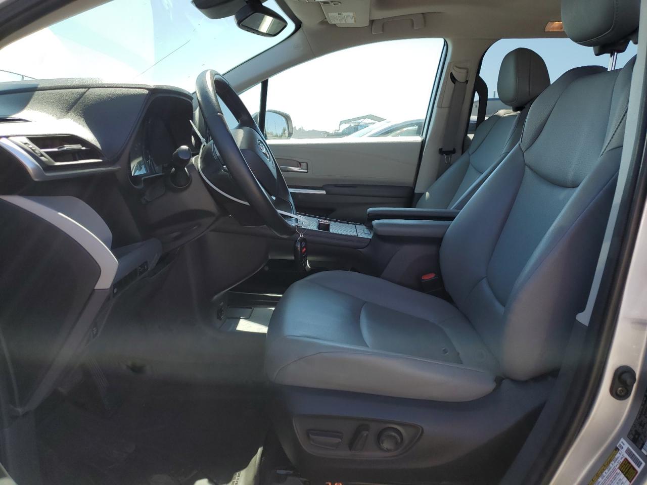 5TDYRKEC8NS107809 2022 Toyota Sienna Xle