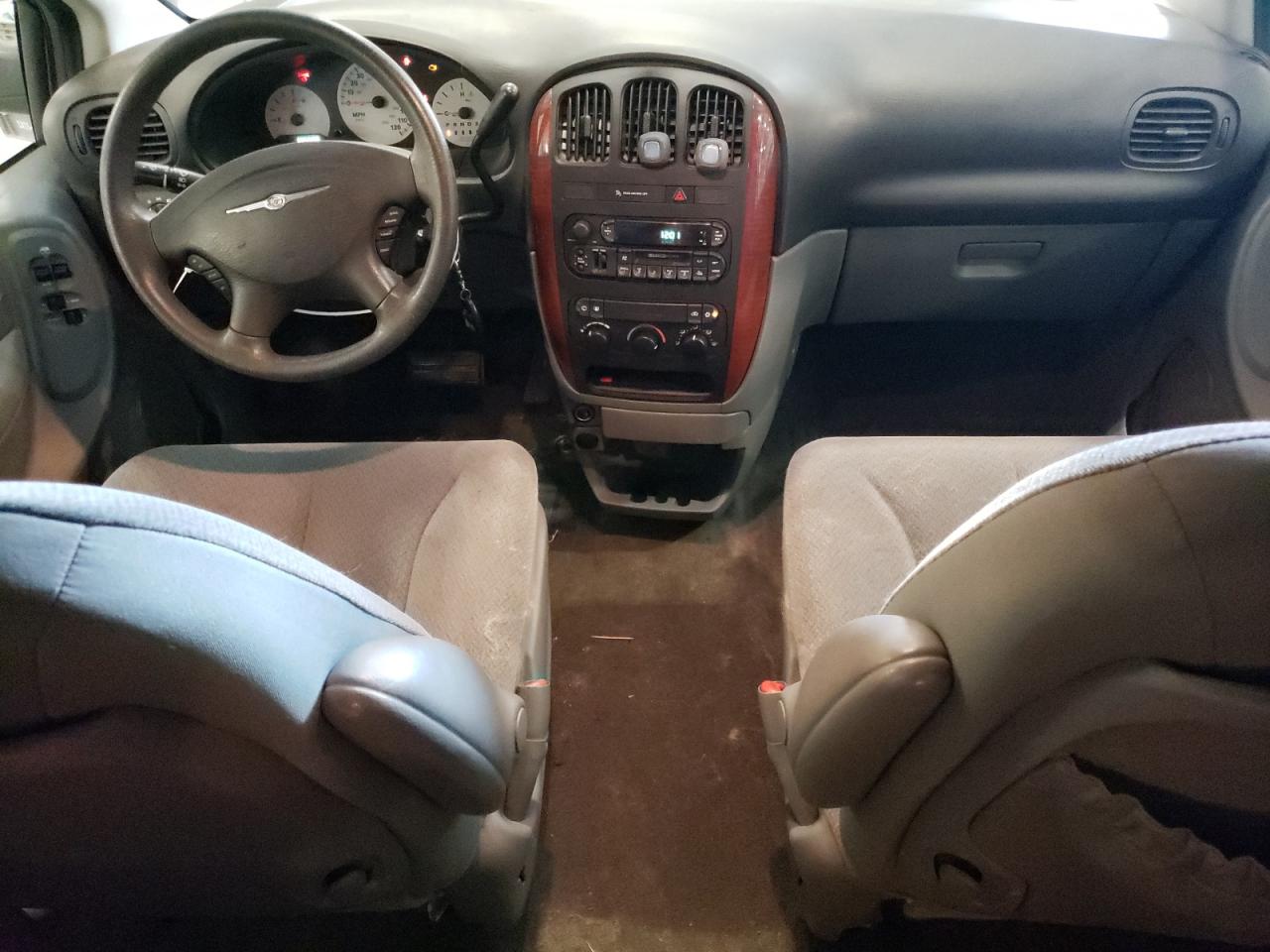 1C4GP45R45B438282 2005 Chrysler Town & Country