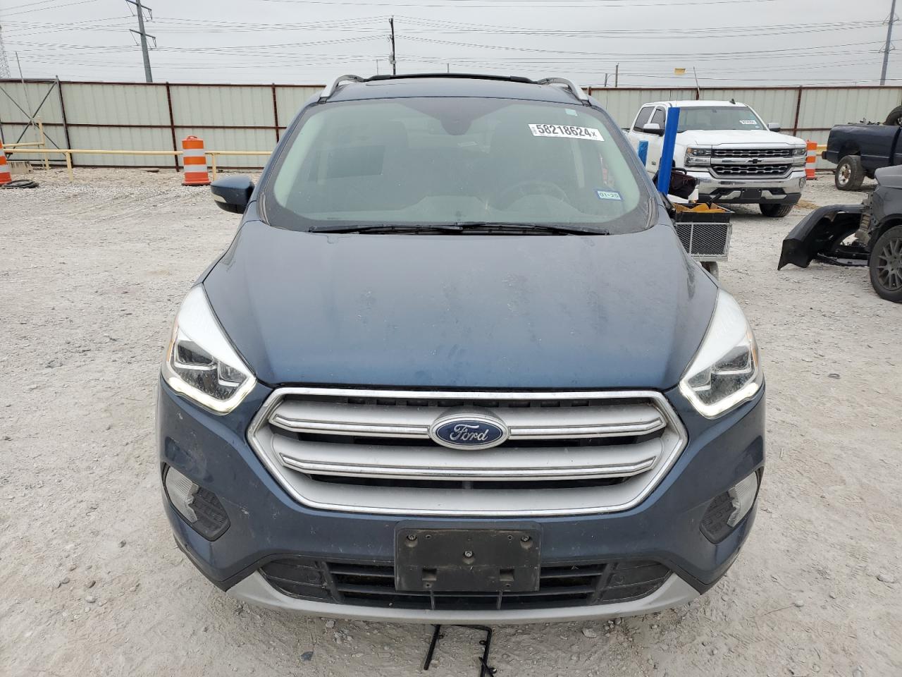 1FMCU0J99JUB05916 2018 Ford Escape Titanium