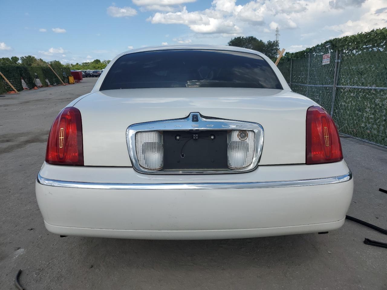 1LNHM85WX2Y657567 2002 Lincoln Town Car Cartier L