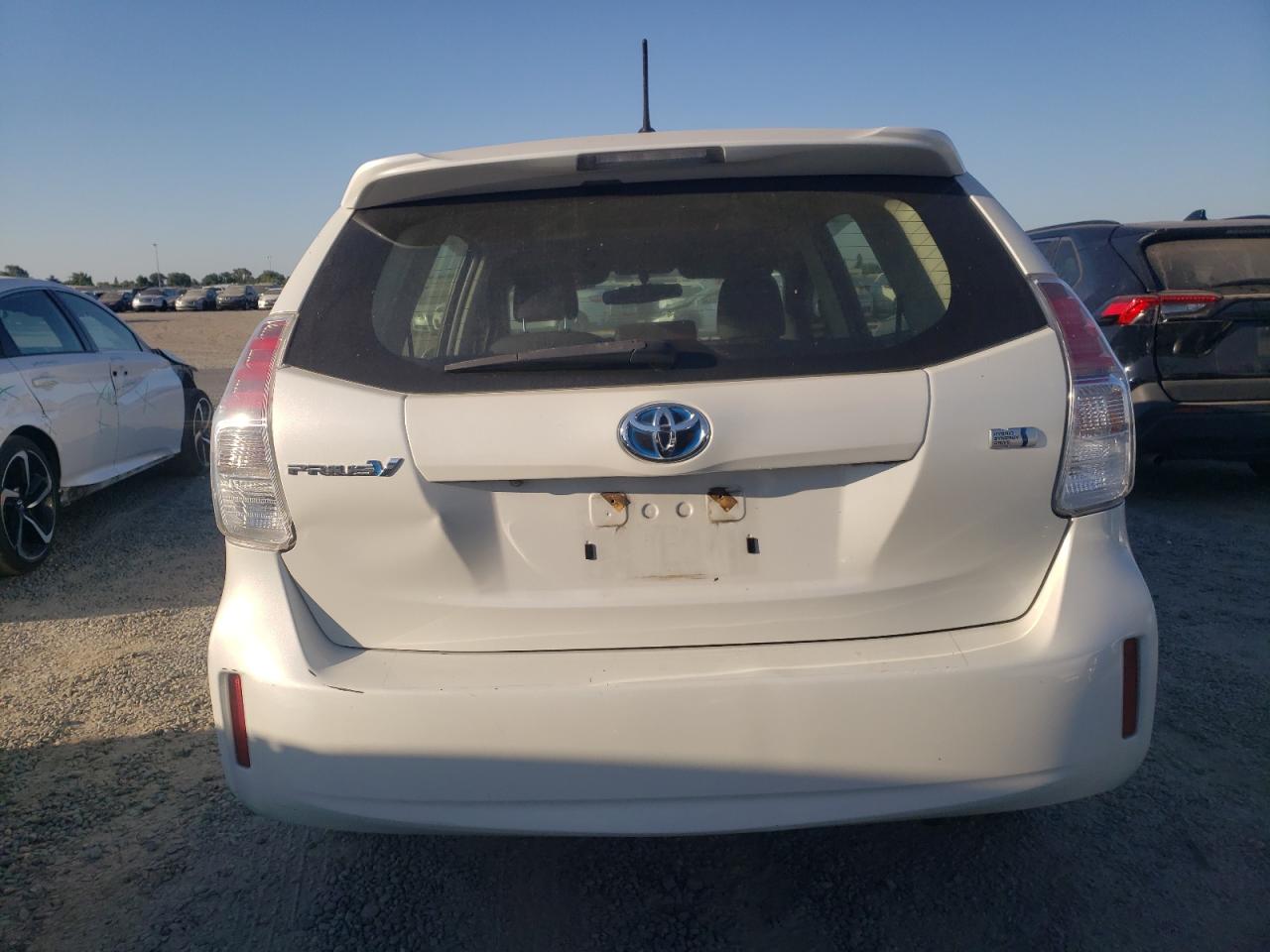 JTDZN3EU8GJ046475 2016 Toyota Prius V