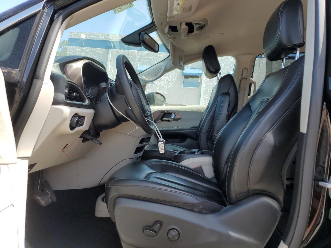 2C4RC1DG1LR172138 2020 Chrysler Voyager Lxi