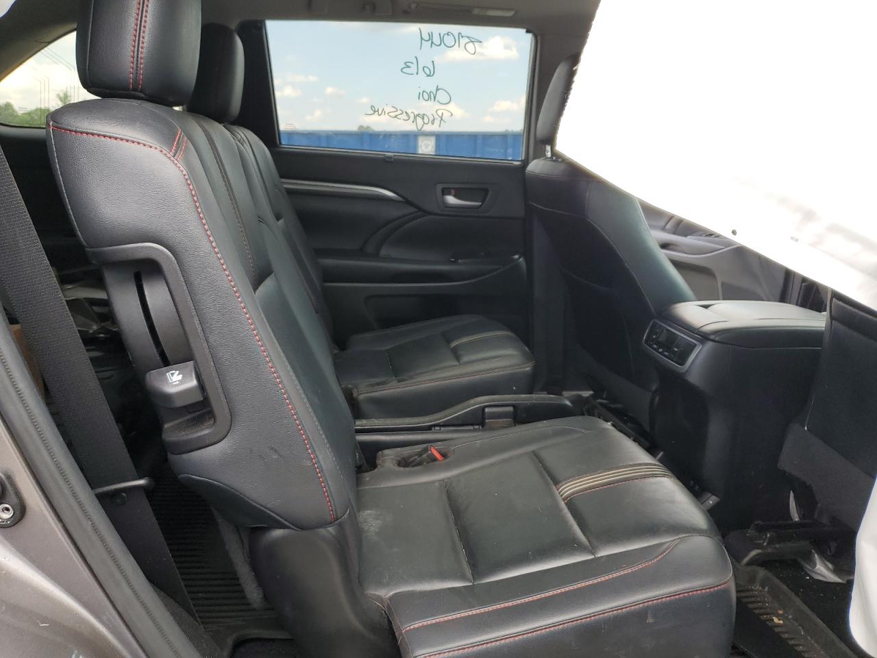 5TDKZRFH7KS566835 2019 Toyota Highlander Se