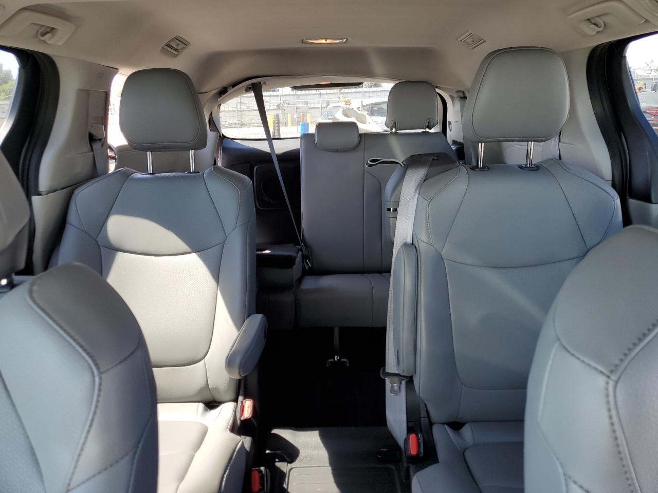 5TDYRKEC8NS107809 2022 Toyota Sienna Xle