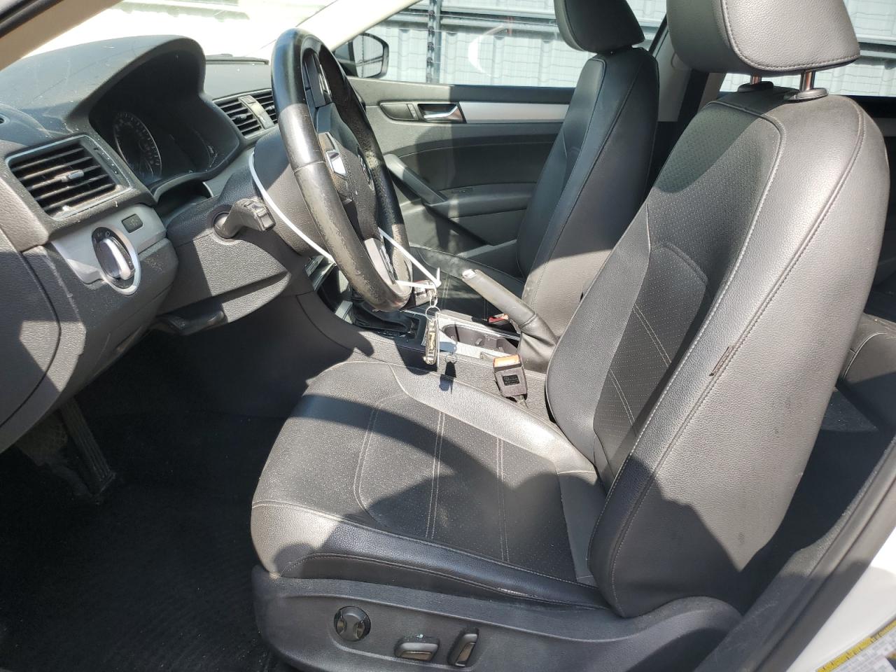 1VWBP7A36DC035469 2013 Volkswagen Passat Se