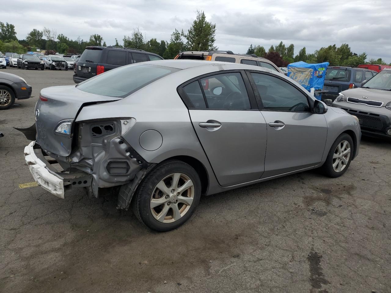 MAZDA 3 I 2011 silver  gas JM1BL1VGXB1480637 photo #4